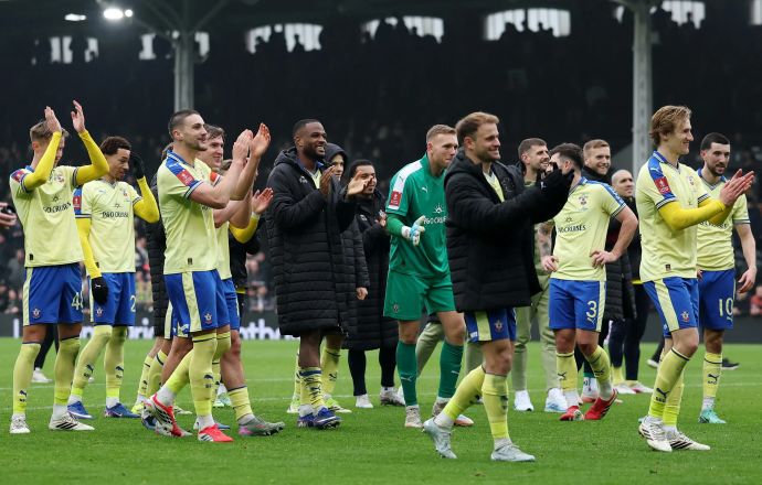 שוער סאות'המפטון דניאל פרץ חוגג עם חבריו