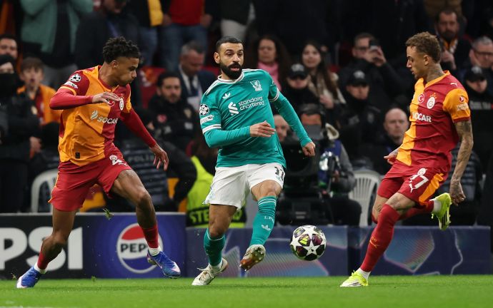 מוחמד סלאח שחקן ליברפול בין נואה לאנג (מימין), איסמעיל יקובס שחקני גלאטסראיי