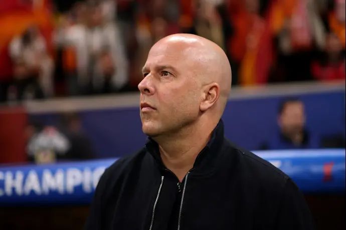 ארנה סלוט מאמן ליברפול במשחק מול גלאטסראיי