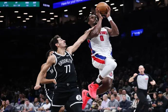 שחקן ברוקלין נטס בן שרף שומר על שחקן דטרויט פיסטונס ג'יילן דורן