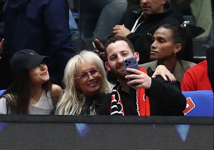 מתן אדלסון עם אמו, מרים אדלסון במשחק של הפועל ירושלים מול מכבי תל אביב