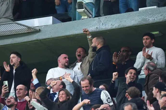 קיליאן אמבפה שחקן ריאל מדריד הפצוע חוגג ביציע