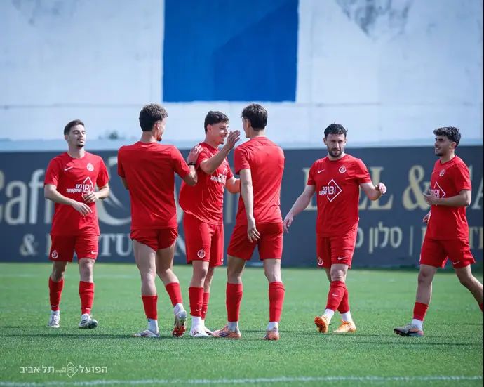 שחקני הפועל תל אביב חוגגים במשחק אימון