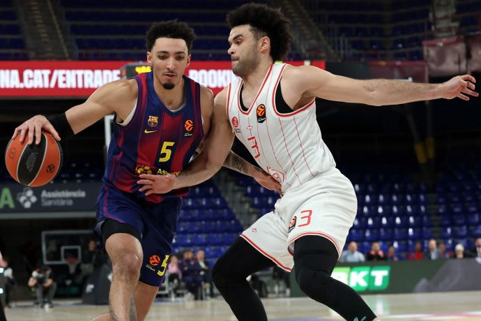 אלייז'ה בריאנט שחקן הפועל תל אביב מול מיילס נוריס שחקן ברצלונה