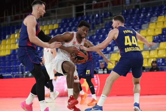 דן אוטורו שחקן הפועל תל אביב בין ז'ואל פארה, ווילי הרננגומס שחקני ברצלונה