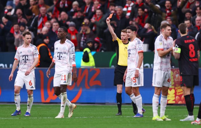 השופט כריסטיאן דינגרט שולף כרטיס אדום לעבר ניקו ג'קסון שחקן באיירן מינכן