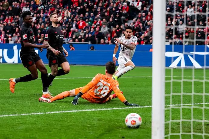 לואיס דיאס שחקן באיירן מינכן כובש לרשת באייר לברקוזן