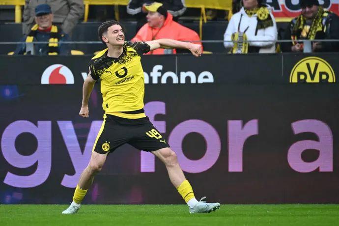 לוקה רג'אני שחקן בורוסיה דורטמונד חוגג שער