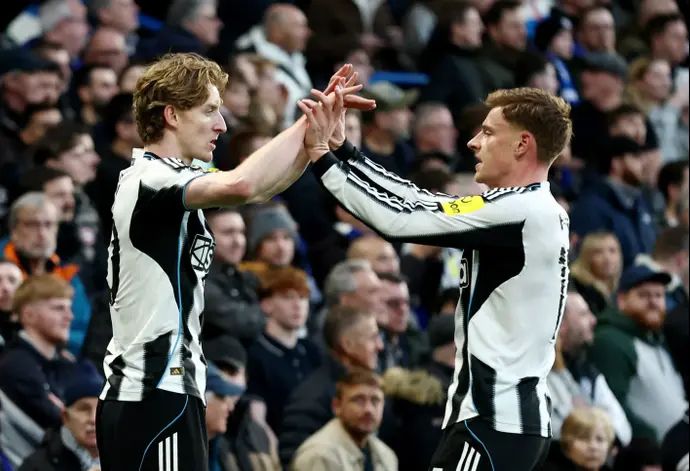 הארווי בארנס עם אנתוני גורדון שחקני ניוקאסל חוגגים