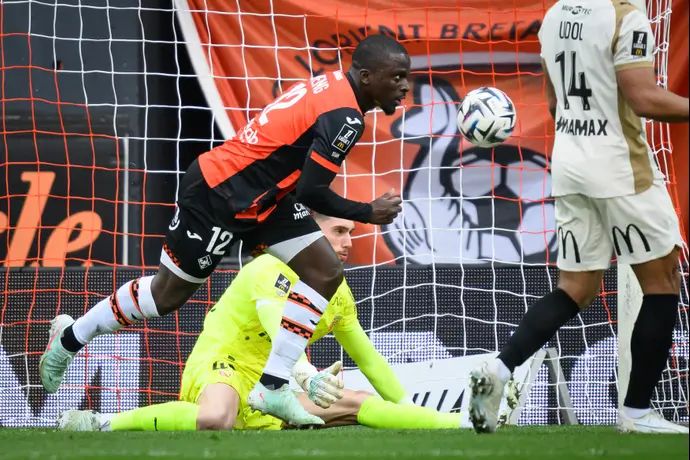 במבה דיינג שחקן לוריין חוגג שער מול לאנס