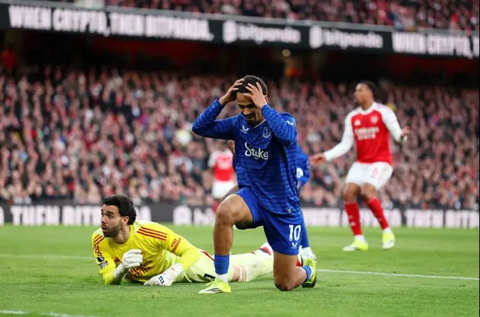 אילימן אנדיאיי שחקן אברטון מאוכזב לצד דויד ראיה שוער אברטון