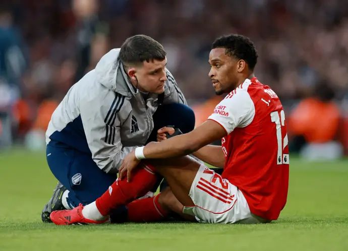 יוריין טימבר שחקן ארסנל מקבל טיפול