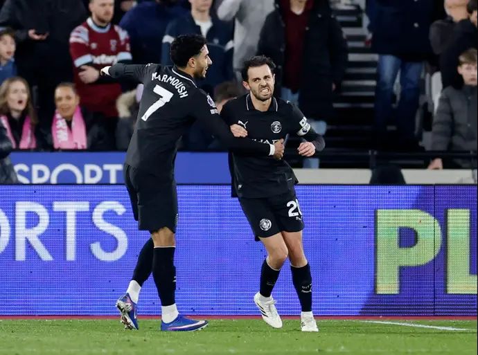 ברנרדו סילבה שחקן מנצ'סטר סיטי חוגג שער עם עומאר מרמוש