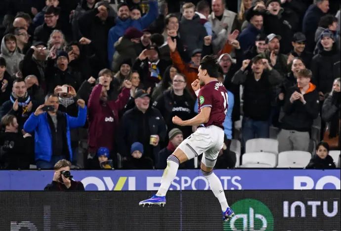 קוסטאס מברופאנוס שחקן ווסטהאם חוגג שער