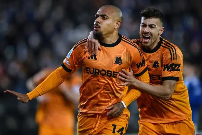 דונייל מאלן שחקן רומא חוגג מול קומו