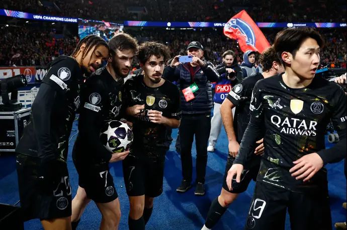 לי קאנג-אין, ויטיניה, חביצ'ה קברצחליה, בראדלי ברקולה שחקני פריז סן ז'רמן חוגגים