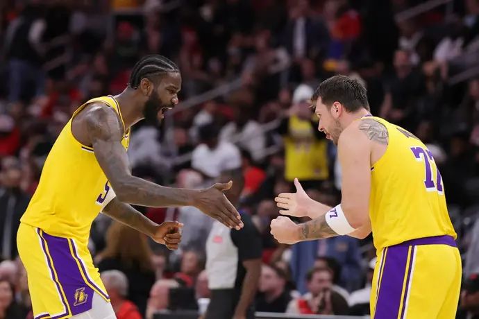 לוקה דונצ'יץ' ודיאנדרה אייטון שחקני הלייקרס חוגגים