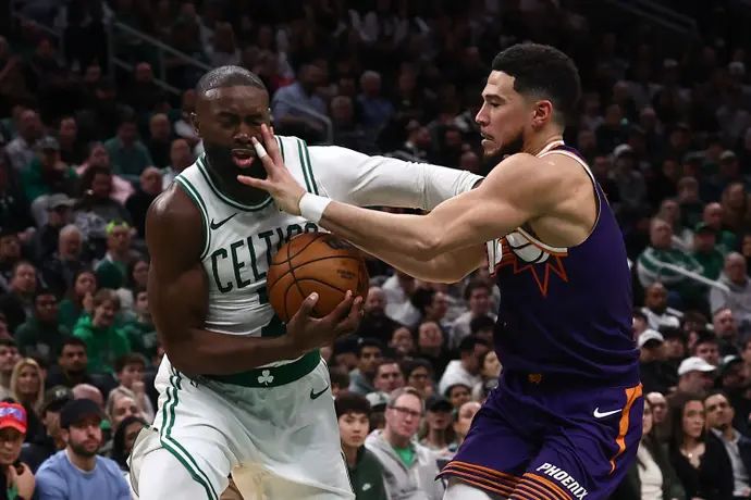 ג'יילן בראון שחקן בוסטון סלטיקס מול פיניקס