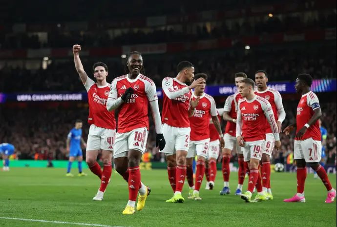 שחקן ארסנל אברצ'י אזה חוגג עם חבריו