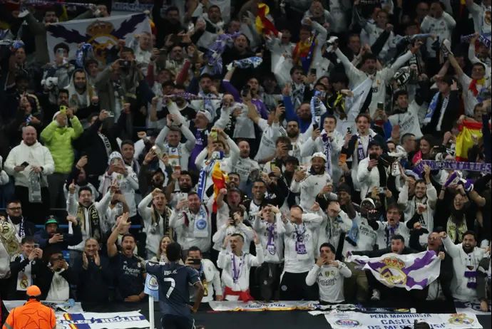 ויניסיוס חוגג מול אוהדי ריאל מדריד במנצ'סטר