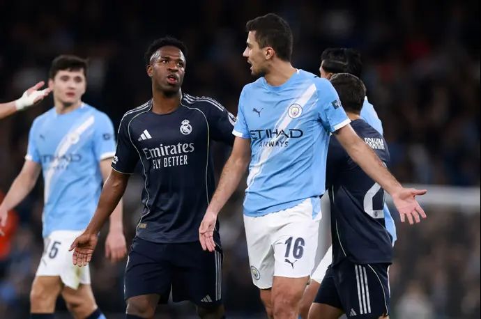 ויניסיוס משוחח עם רודרי, במשחק של ריאל מדריד מול מנצ'סטר סיטי