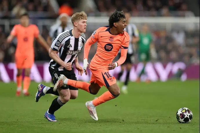 לואיס הול מול לאמין ימאל, ניוקאסל נגד ברצלונה