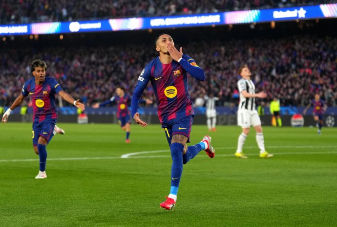 ראפיניה שחקן ברצלונה חוגג מול ניוקאסל