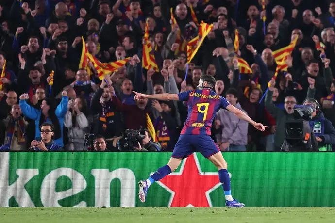 רוברט לבנדובסקי שחקן ברצלונה חוגג מול ניוקאסל