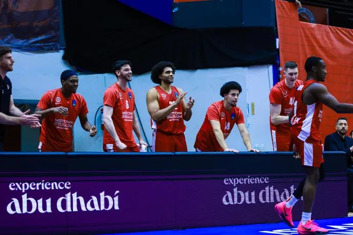 שחקן הפועל ירושלים ג'ארד הארפר לצד חבריו לקבוצה