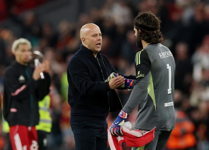 מאמן ליברפול ארנה סלוט עם השוער אליסון