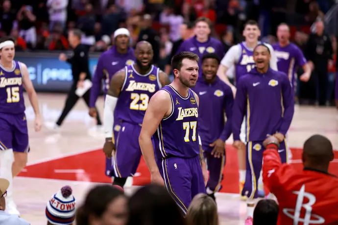 לברון חוגג עם לוקה דונצ'יץ', לוס אנג'לס לייקרס