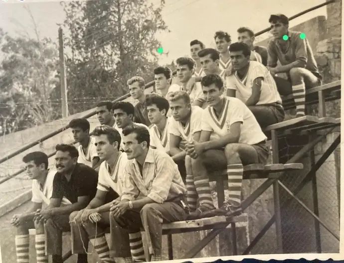 דוד רוטקוביץ' ושחקני הפועל פתח תקוה, על ספסלי העץ