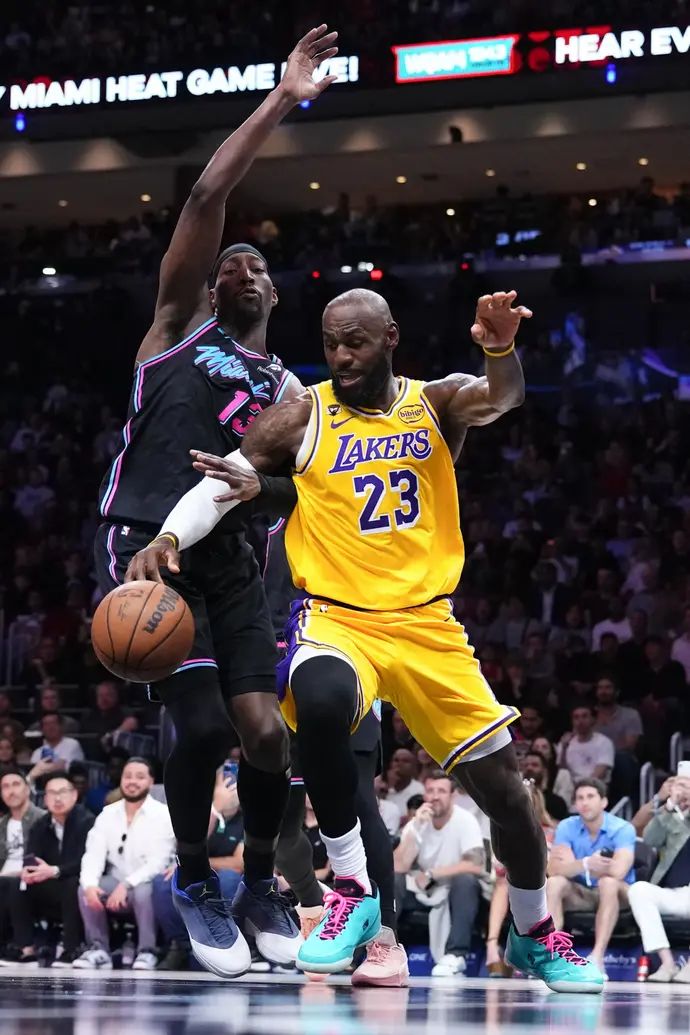 לברון ג'יימס מול באם אדבאיו, במשחק של הליירקס מול מיאמי