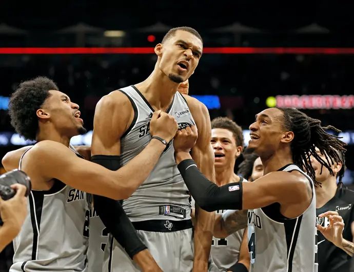 ויקטור וומבניאמה חוגג סל ניצחון במדי סן אנטוניו ספרס