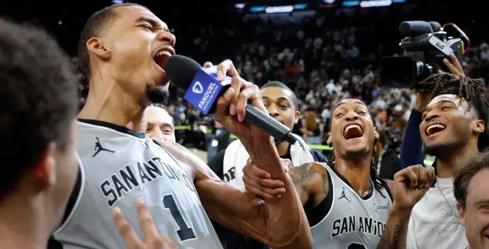 ויקטור וומבניאמה חוגג סל ניצחון במדי סן אנטוניו ספרס