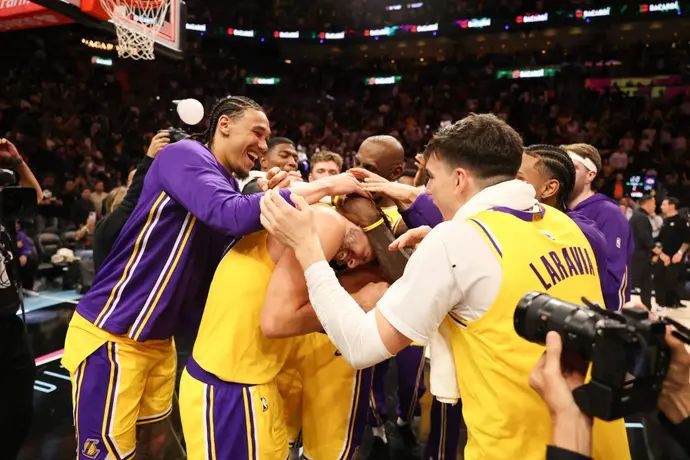 שחקני לוס אנג'לס לייקרס חוגגים עם לוקה דונצ'יץ'