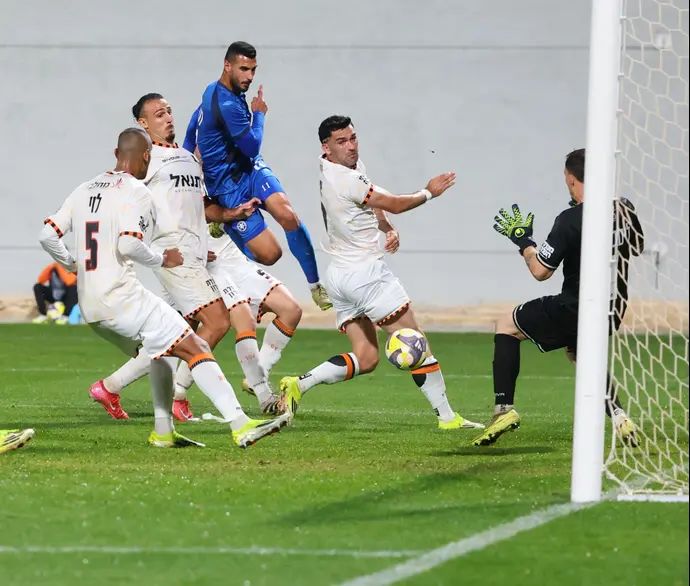 מוחמד חטיב שחקן מכבי פתח תקוה בין רווה אסייג, תמיר ברמן שחקני בני יהודה