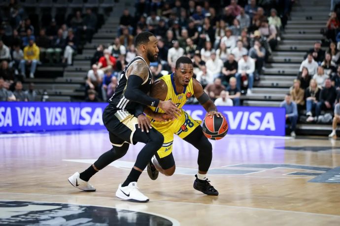 שחקן מכבי תל אביב לוני ווקר