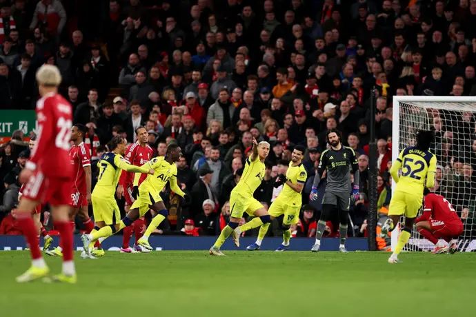 חלוץ טוטנהאם רישרליסון חוגג שוויון דרמטי באנפילד