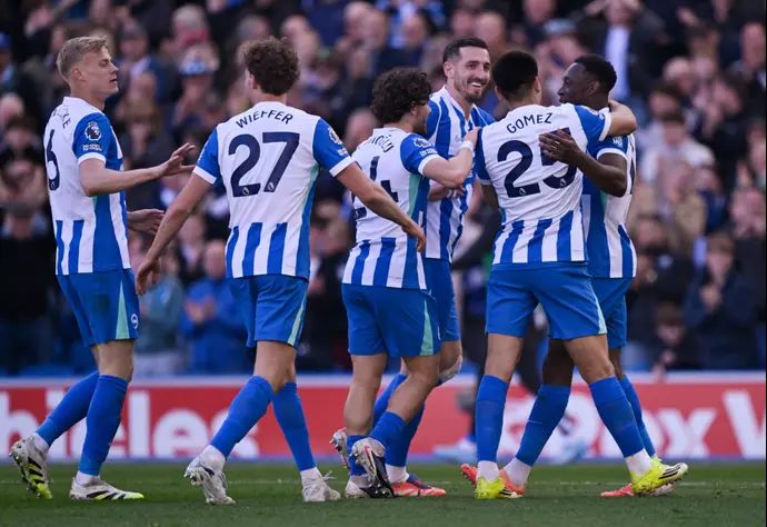 שחקני ברייטון חוגגים עם דני וולבק