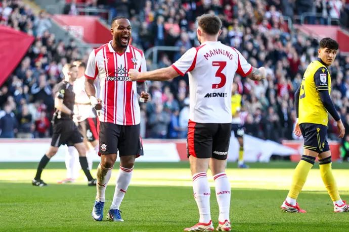 שחקני סאות'המפטון קייל לארין, ריאן מאנינג חוגגים