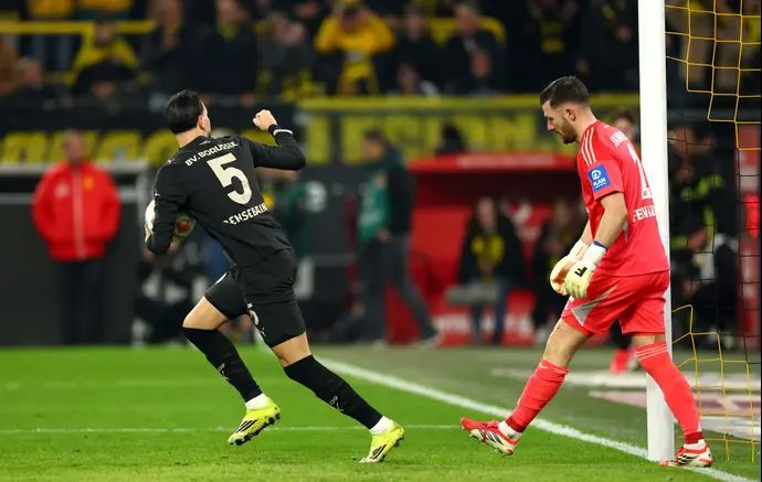 רמי בנסבאיני שחקן דורטמונד חוגג