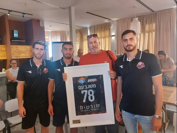 שחקני הפועל חיפה לצד  עופר (