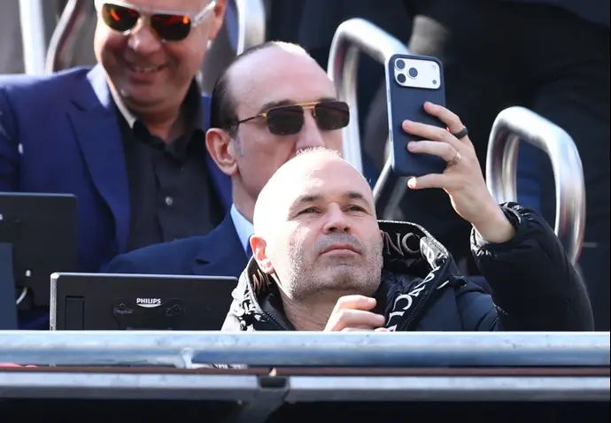 אנדרס אינייסטה ביציע במשחק של ברצלונה