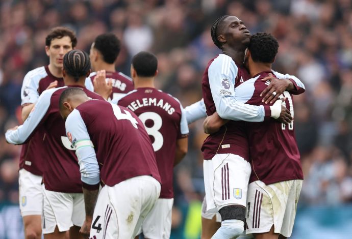 שחקני אסטון וילה חוגגים