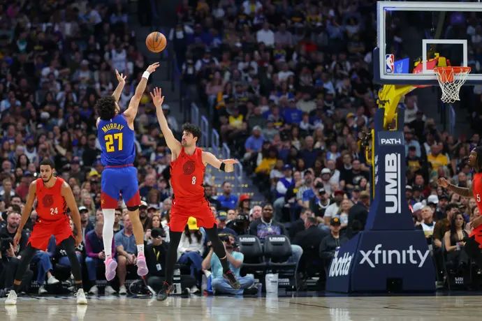 שחקן פורטלנד טריילבלייזרס דני אבדיה שומר על שחקן דנבר נאגטס ג'מאל מארי