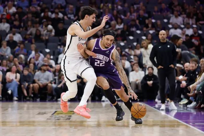 שחקן ברוקלין נטס בן שרף שומר על שחקן סקרמנטו קינגס דווין קרטר