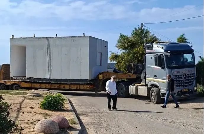 מיגונית בדרך לאצטדיון בראשון לציון