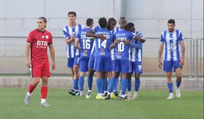 שחקני מ.ס. קרית ים חוגגים