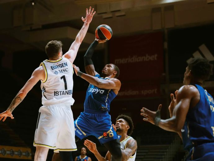 לוני ווקר שחקן מכבי תל אביב נגד פנרבחצ'ה